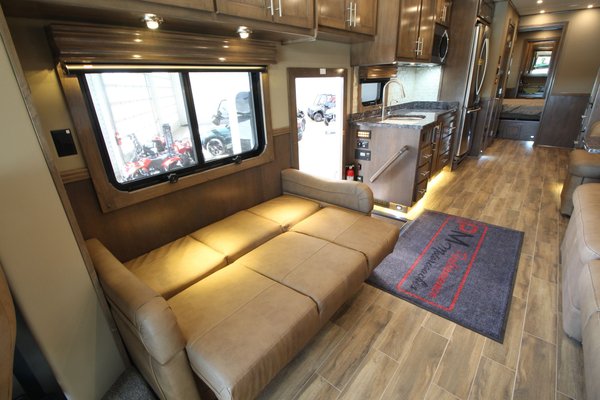 2019 Showhauler 1.5 Bath w/ Bunks 600HP