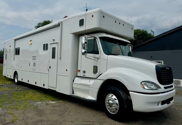 2005 Freightliner ShowHauler Toterhome 45/10 Garage Unit 