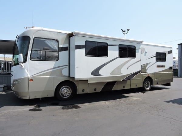 2005 CROSS COUNTRY SPORTS COACH 354MBS 