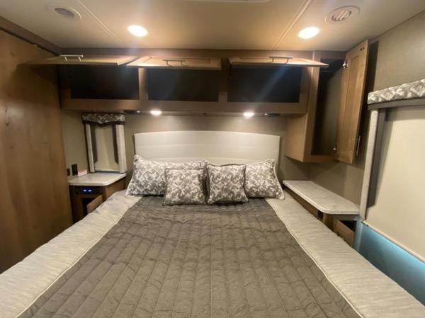 2022 Thor Motor Coach Magnitude RS36 4x4!
