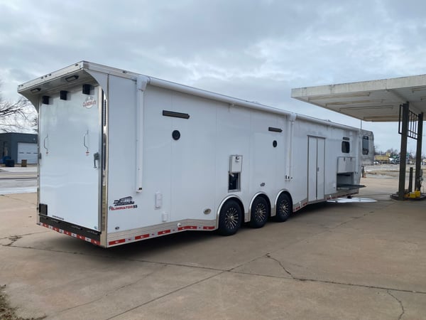 44FT RACE TRAILER WITH LQ AREA 
