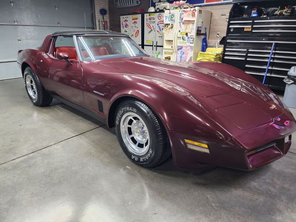 Super clean 1982 corvette   for Sale $25,000 