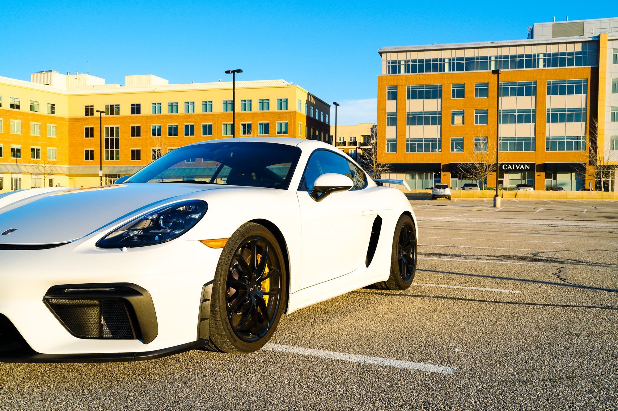 2022 Porsche 718 - 2022 718 GT4.  **Manual**, Carrera White - Used - VIN WP0AC2A86NS275315 - 6 cyl - 2WD - Manual - Coupe - White - Oakville, ON L6H0N5, Canada