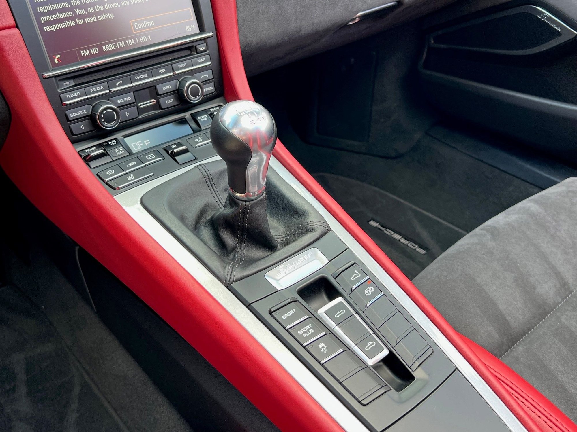 2016 Porsche Boxster - 2016 GT Silver Boxster Spyder (STUNNING SPEC!) - Used - VIN WP0CC2A87GS152618 - 12,608 Miles - Houston, TX 77090, United States