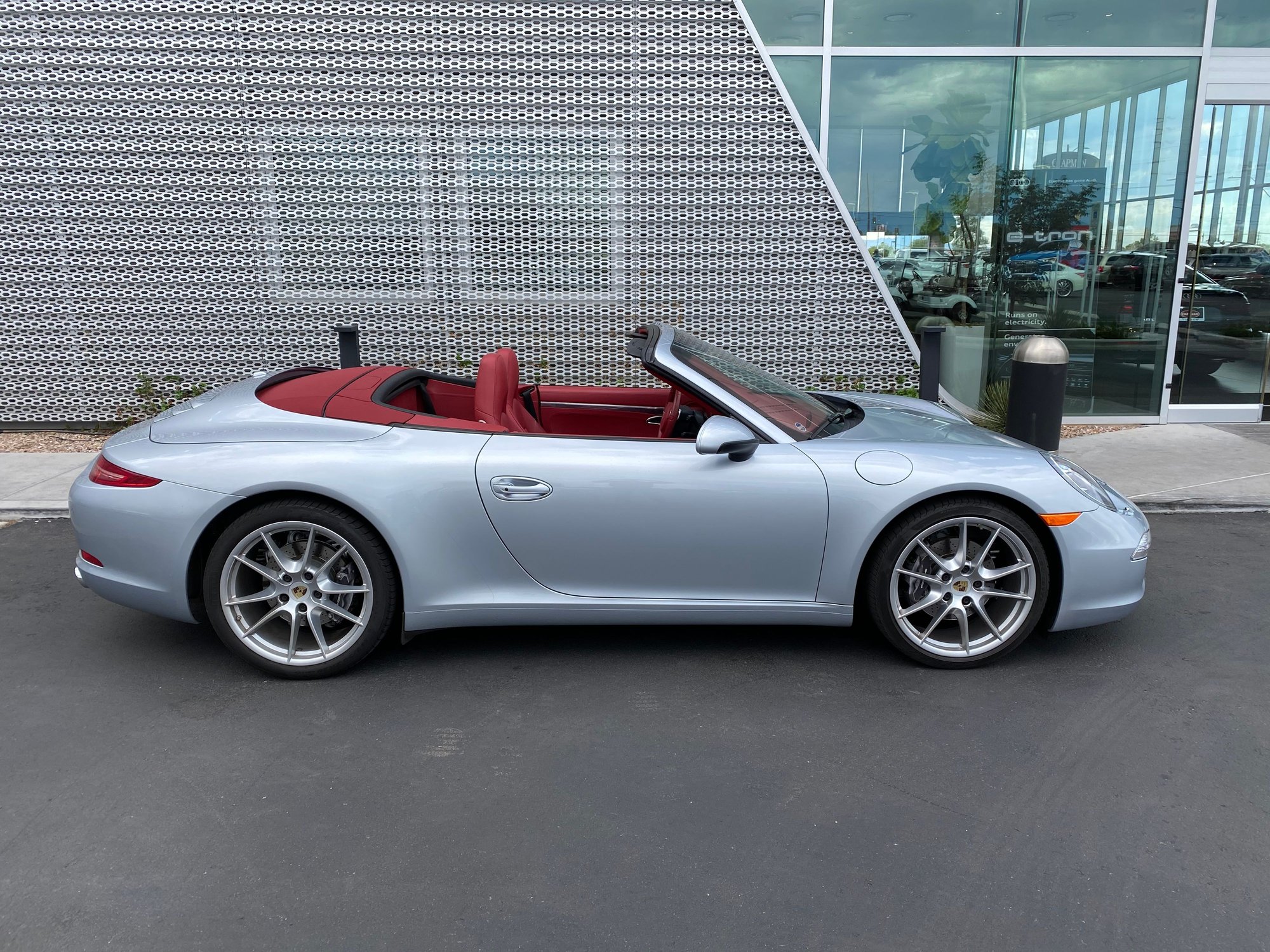 2015 Porsche 911 - 2015 911 Cab! 14,000 Miles! Extremely Clean! Beautiful Rhodium Silver/ Garnet Red - Used - VIN WP0CA2A99FS141293 - 14,401 Miles - 6 cyl - 2WD - Automatic - Convertible - Silver - Tucson, AZ 85711, United States
