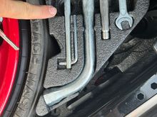 Headlight tool under the cargo floor