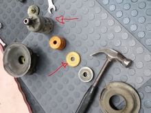 On this picture you can see the black plastic boot from the front shock is different from the one on the rear ! And then i point to the plastic washer which was not on the shock at all.