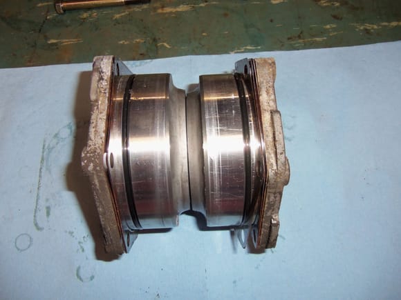 Bearing side caps with outer sealing O-rings.