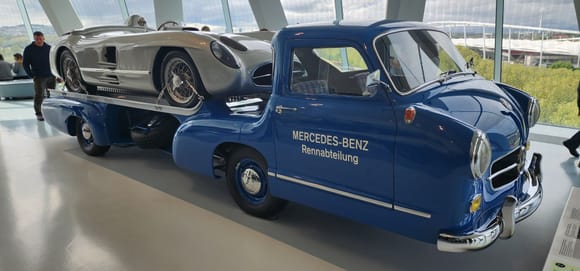 Mercedes Museum: Rennabteilung Trailer with Stirling Moss Mercedes