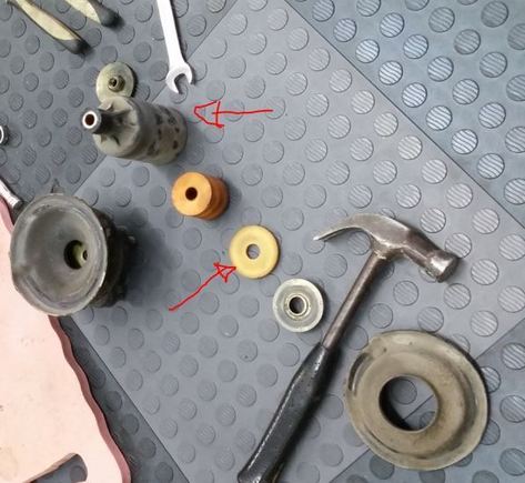 On this picture you can see the black plastic boot from the front shock is different from the one on the rear ! And then i point to the plastic washer which was not on the shock at all.