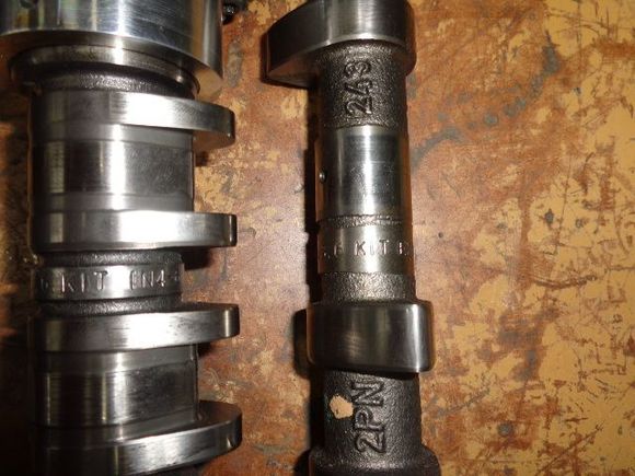 Left: Kit intake camshaft.
Right: Kit exhaust camshaft. Curiously enough, I could not find a separate part number for the exhaust camshaft.
