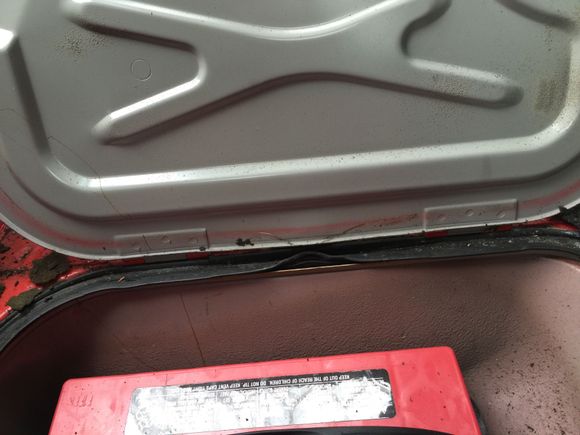 These are pictures of my 90 S4. The battery lid has both male hinges.