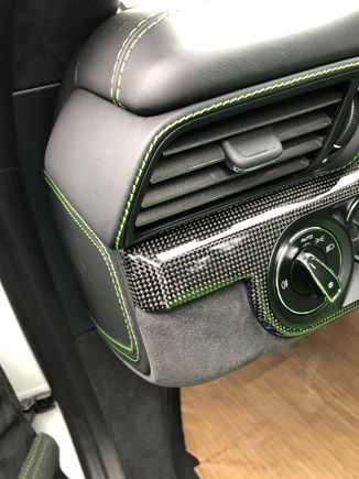 Full Dash in Leather w/ Lizard Green Stitching as well as Vents Surround in Black Leather w/ Lizard Green Stitching, Vent Slats painted in Agate Grey (looks awesome next to the Carbon)  