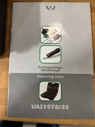 Very helpful guide that describes each connector and the appropriate release tool