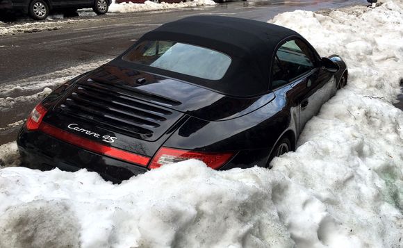 Porsche 997.2 c4s left in the snow