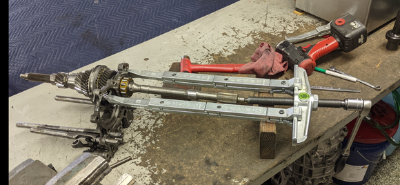  removing the input shaft cylindrical roller bearing that sits in the differential carrier, the reverse of the prior photo.