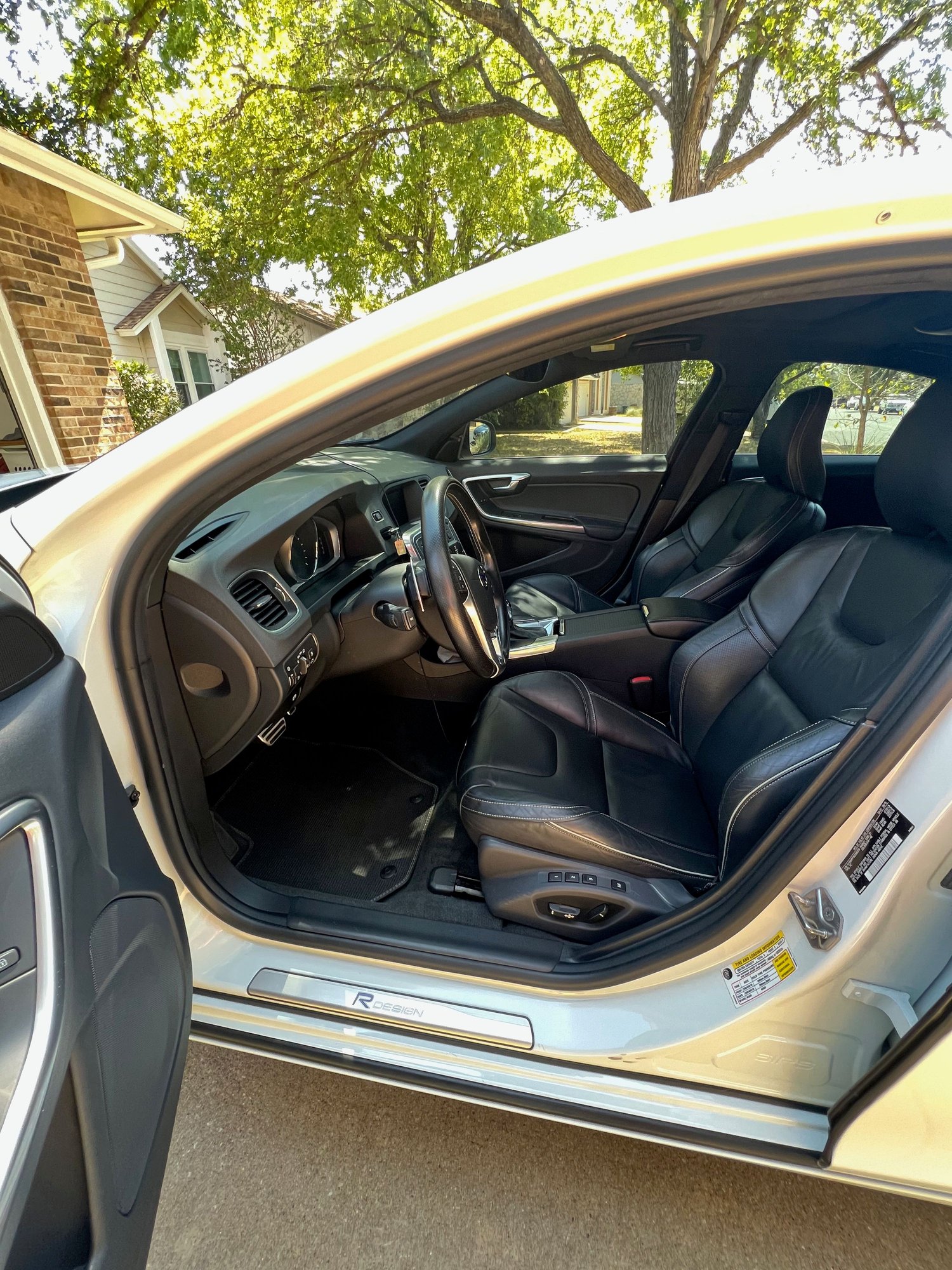 2016 Volvo S60 - 2016 Volvo S60 T5 R-Design with CPO Warranty til Nov. 2025 - Used - VIN YV126MFP1G2395379 - 4 cyl - 2WD - Automatic - Sedan - White - Austin, TX 78749, United States