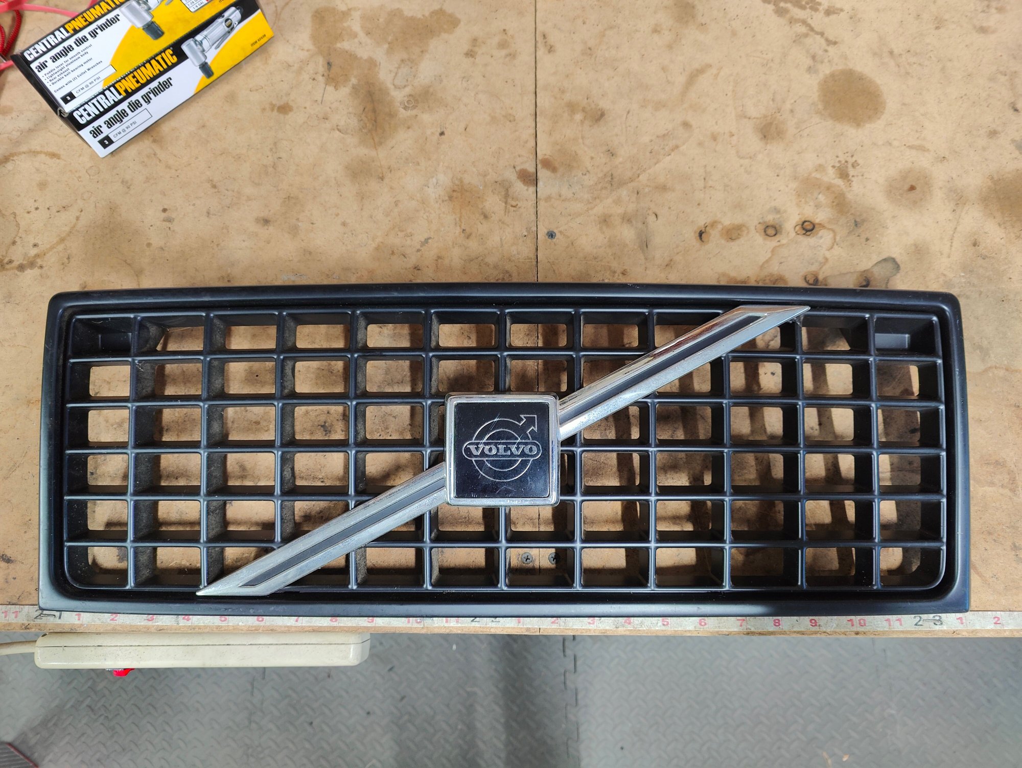 Exterior Body Parts - Rare eggcrate grill - Used - 1986 to 1990 Volvo 740 - Broad Brook, CT 06016, United States