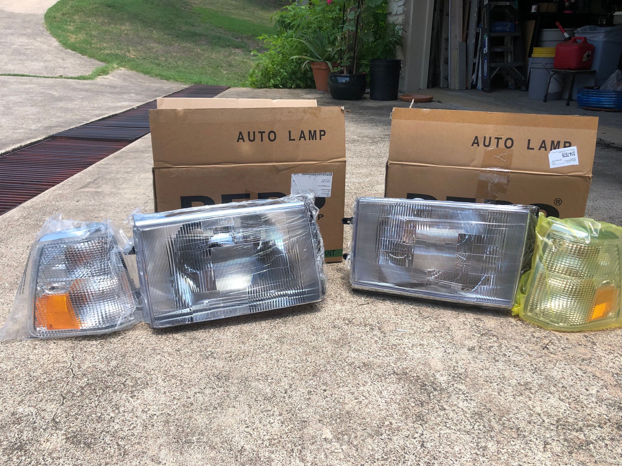 1986 Volvo 244 - 240 Facelift — NE Head & corner lamps & "like new" grille - Austin, TX 78746, United States