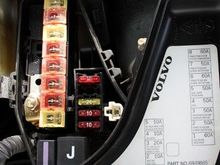 1998 V70 AWD 5 speed: Fusebox. 
( note the missing fuse )