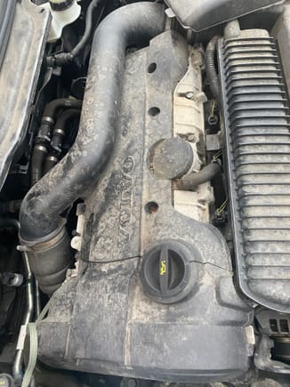 Volvo C30 2012 Engine Does this look ok to you or is it cracked + if so, what's your diagnosis? Tx.