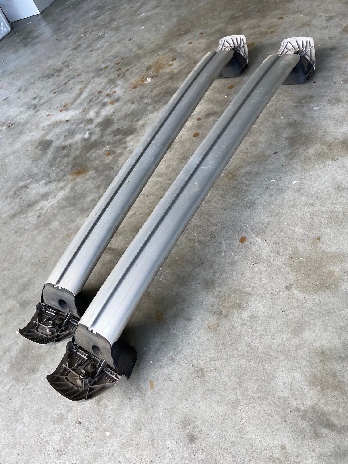 Porsche oem Thule Cayenne roof racks with locks and Keyes