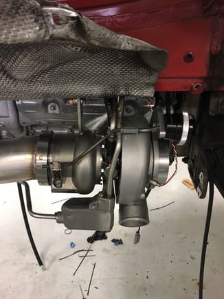 Wastegate actuator (black, on the upper/right of the compressor housing) and the custom actuator arm that Steve constructed for this setup. Work in progress, he shaved the excess on the flapper arm (left) for the final install. Let me again praise the attention to detail Steve has.