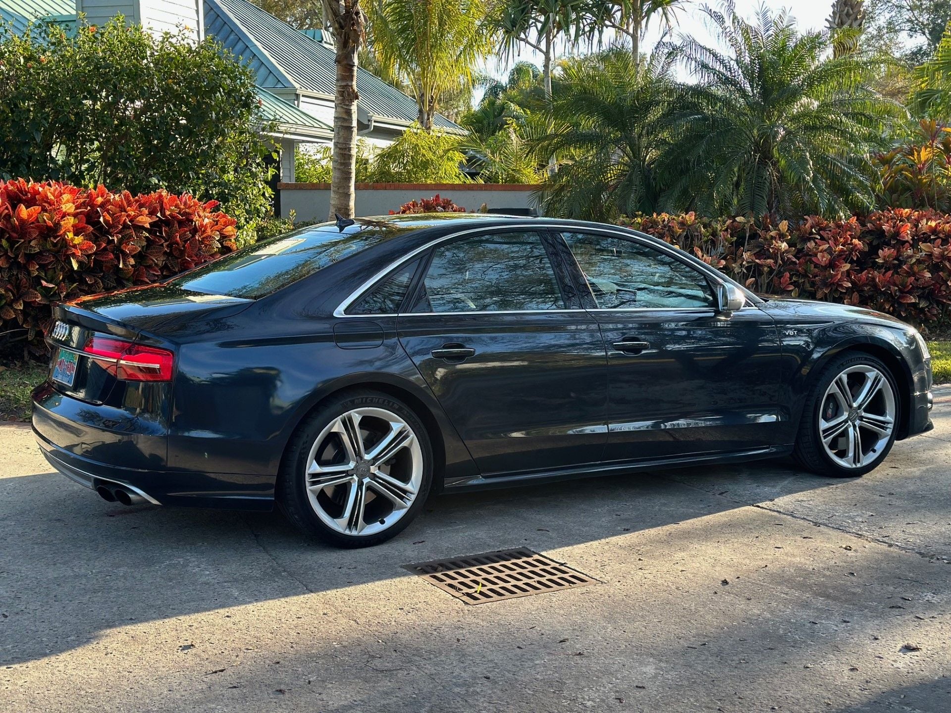 2015 Audi S8 - 2015 AUDI S8 $120K Sticker, LOW Mileage, NO Accidents, CLEAN Car Fax, Garage Kept - Used - VIN WAUK2AFD2FN021685 - 8 cyl - AWD - Automatic - Sedan - Blue - St. Petersburg, FL 33710, United States