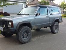 Picked up some 31" Maxxis Bravo 770s for a good deal, and painted wheels black.