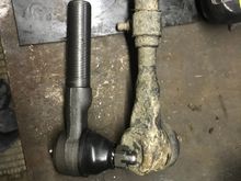 The ZJ tie rod end is waaaayyyyy beefier than the stock XJ’s 