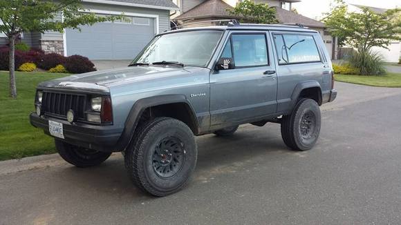 Picked up some 31" Maxxis Bravo 770s for a good deal, and painted wheels black.