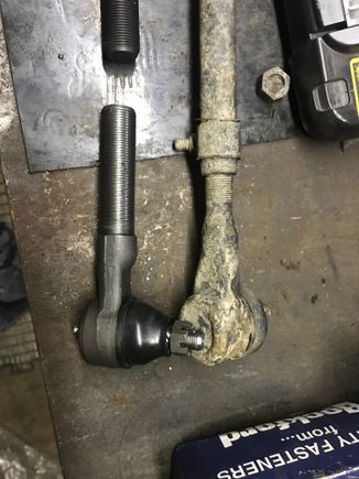 The ZJ tie rod end is waaaayyyyy beefier than the stock XJ’s 