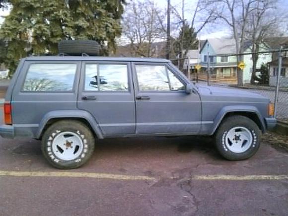 Stock suspension and 30" tyres. OK less than stock, my rear springs are S H O T ! Seriously, they're flat, not curved!