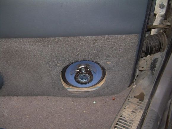 pioneer 6 inch 2 way door speakers, sony x-plod cd deck, and cd player zune hook up, in the back 2 4x4 pioneer subwoofers in the back, and 8 pioneer chamber speakers under the seat.