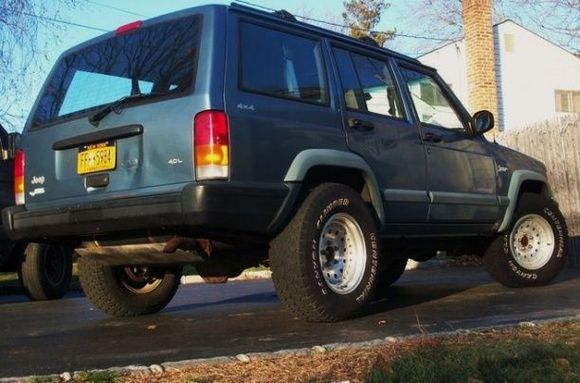 im gettin catback exhaust and this pic shows the tank armor