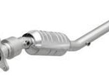 Three bolt flange in down pipe to header, at the other end is the 2 bolt flange to connect to the resonator pipe