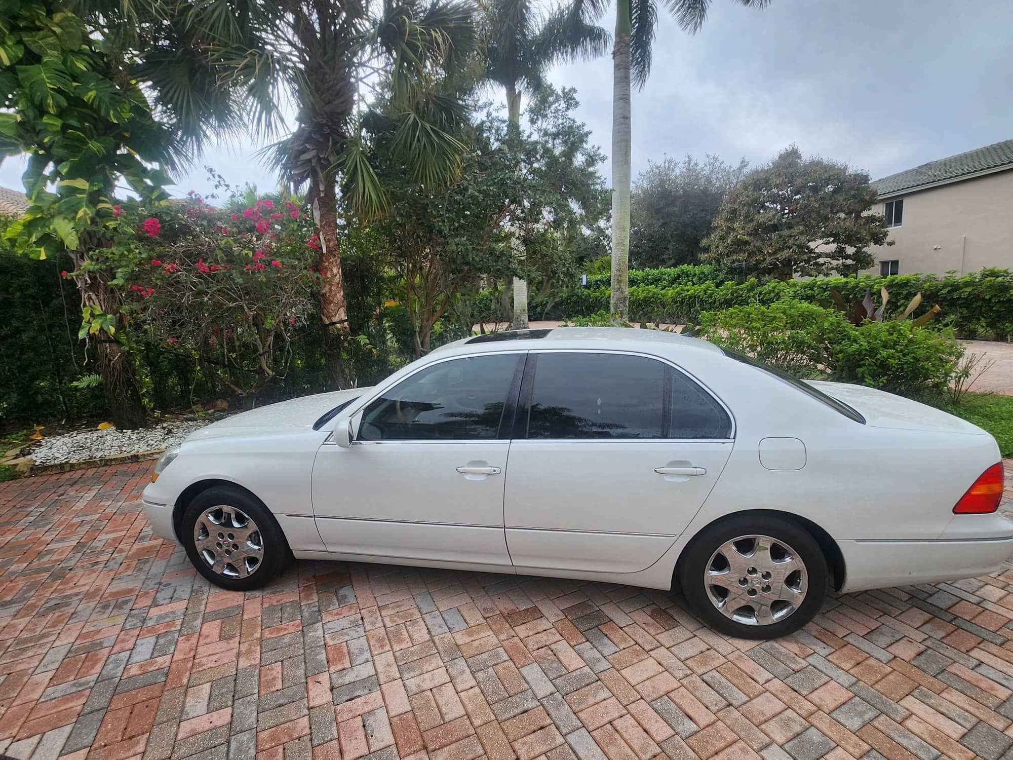 2003 Lexus LS430 - 2003 ls430 turnkey; no accidents/very well maintained - Used - VIN JTHBN30F030116799 - 146,200 Miles - 8 cyl - 2WD - Automatic - Sedan - White - Margate, FL 33063, United States