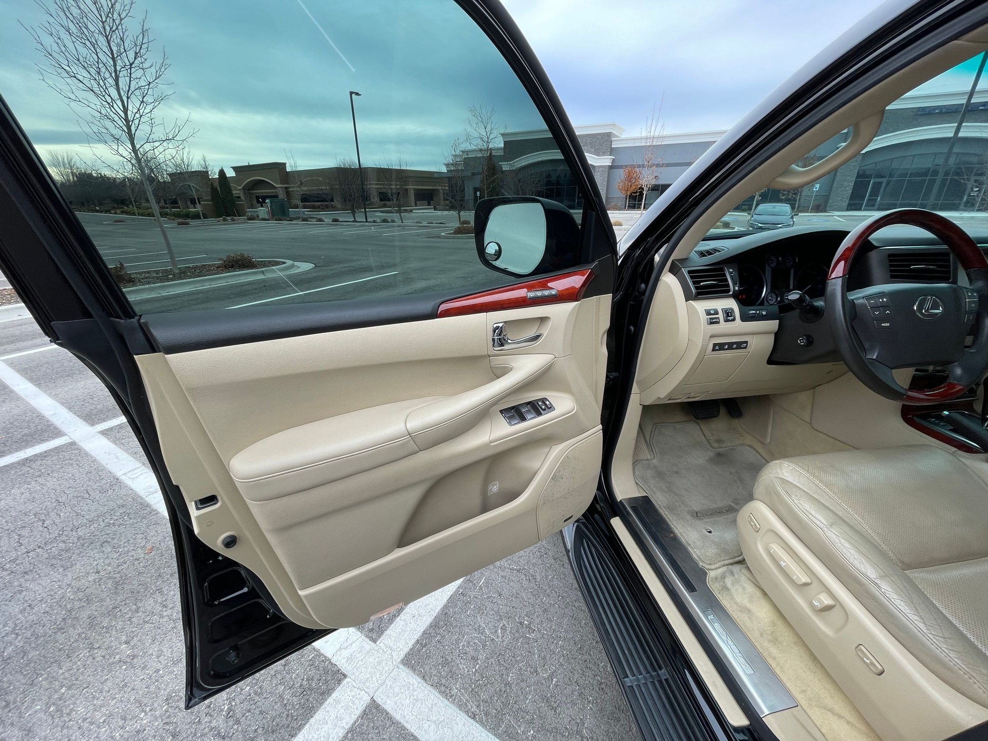 2008 Lexus LX570 - 2008 LX570 - 74k miles - Used - VIN JTJHY00W884007439 - 74,000 Miles - 8 cyl - 4WD - Automatic - SUV - Black - Meridian, ID 83642, United States