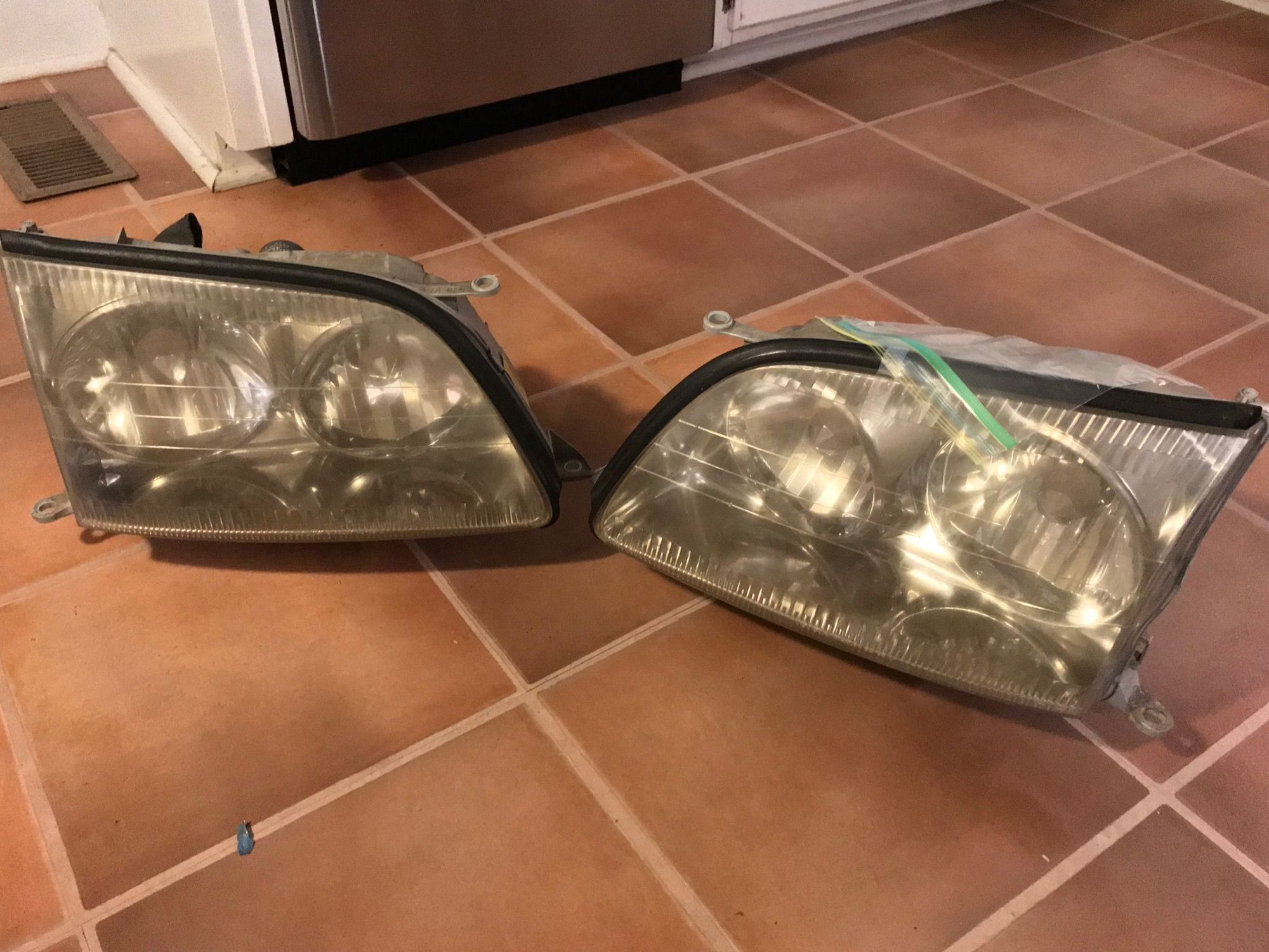 Exterior Body Parts - 2000 LS 400 Headlights for sale GA - Used - 1998 to 2000 Lexus LS400 - Columbus, GA 31906, United States