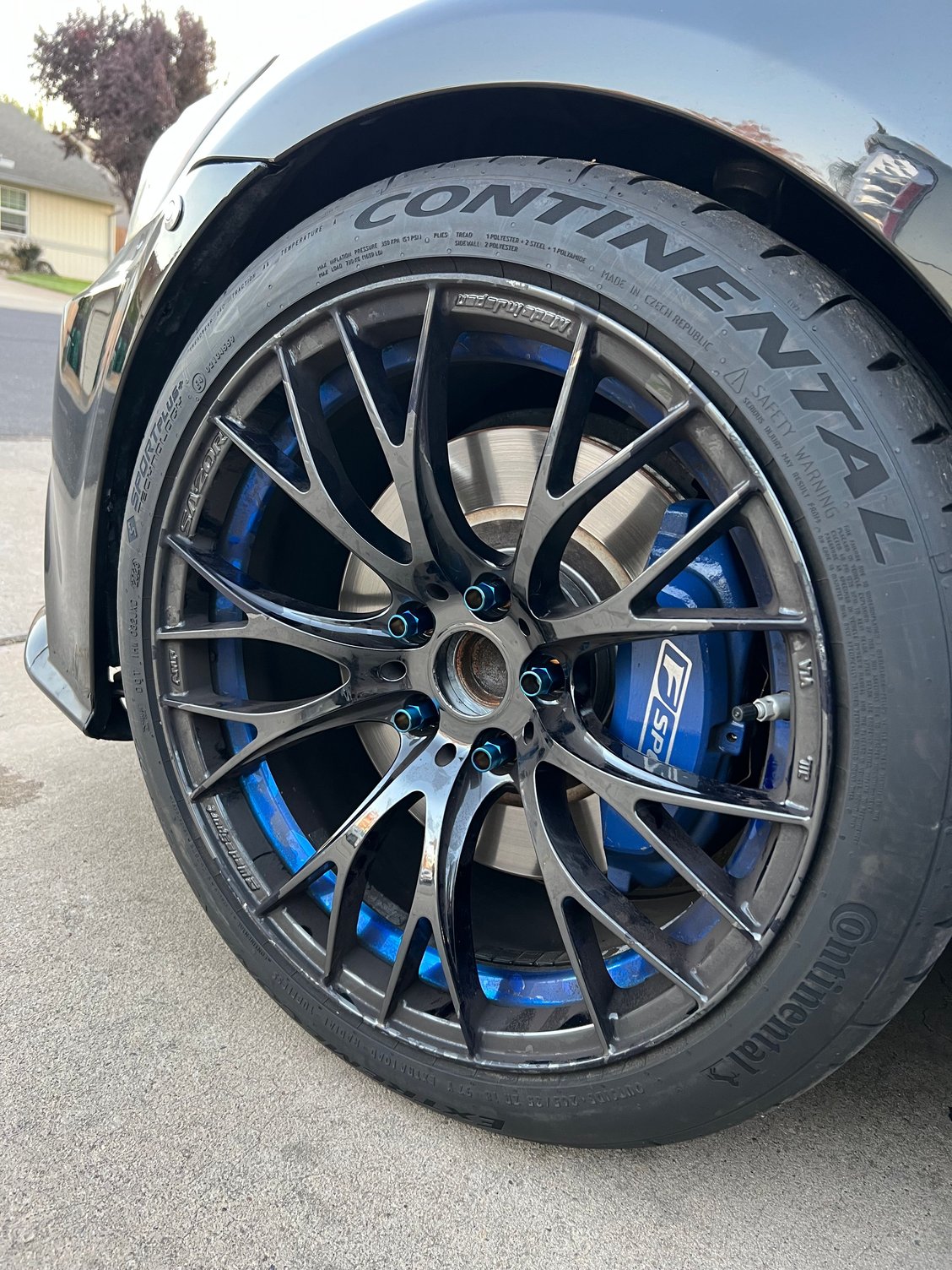 Looks beautiful with the WedsSport SA-20R BLCII and F Sport Blue Calipers
