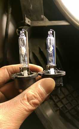 On the left is the old bulb and the right is the new one... I guess it looks done! these are the stock ones D4S