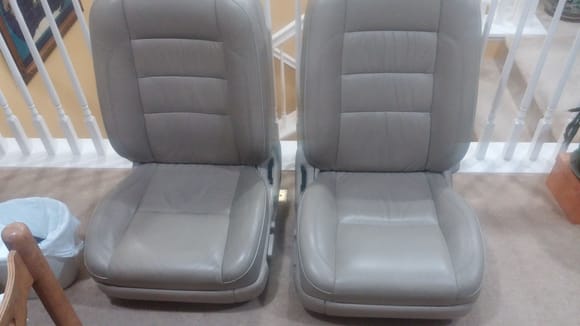 Driver seat (left) and passenger seat (right) 98-05 GS300