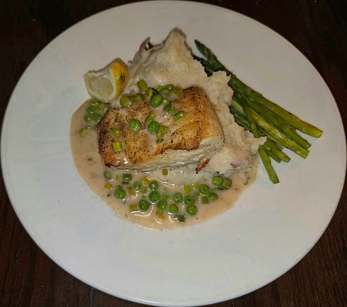 Chilean Sea Bass, with mash potatoes & asparagus
