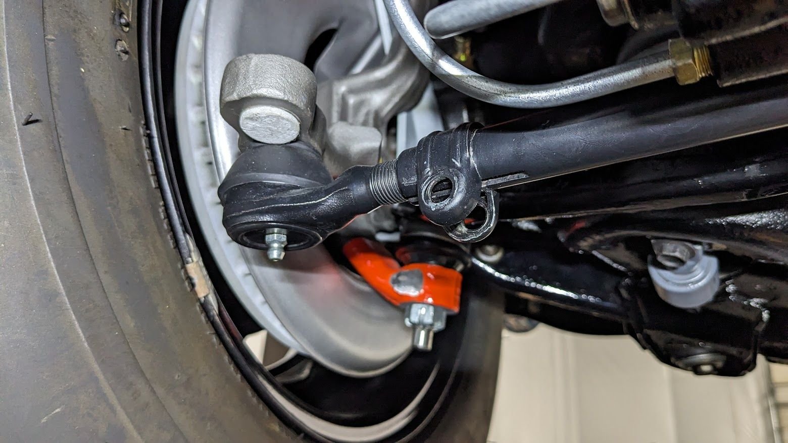 C2 Correct orientation of the clamps on the tie rod adjusting sleeves