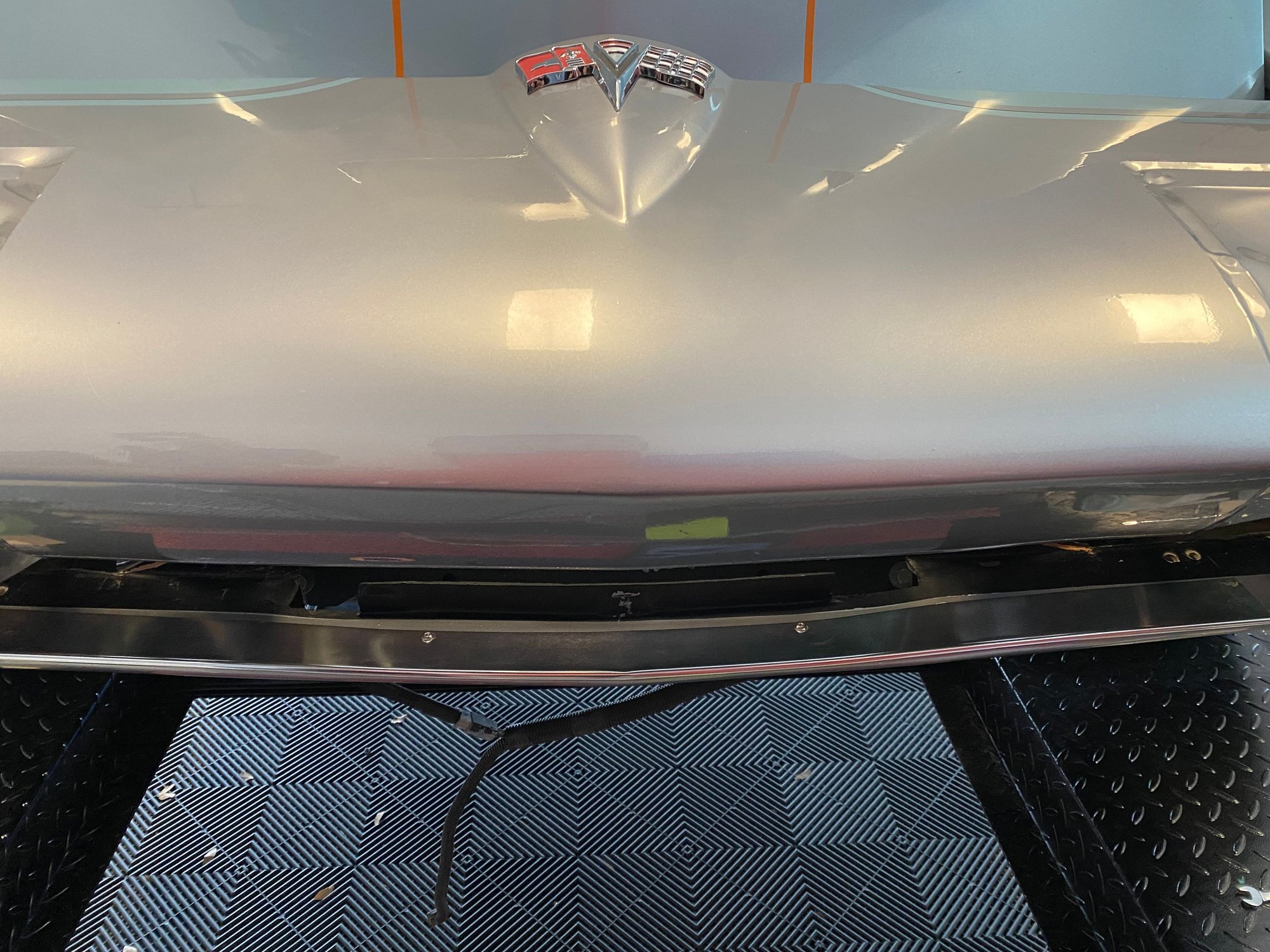 Top piece with nose seam at body line.