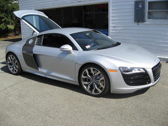 This R8 is sometimes in my garage and I get to use it.