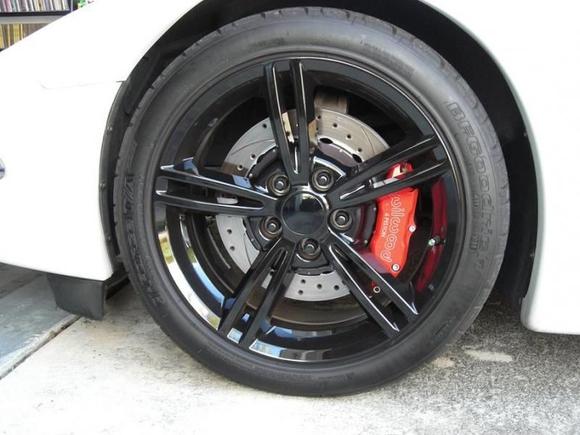 The 08' C6 QX1 wheel in powdercoated black form. 18/19's. Wilwood 6-piston brake calipers and rotors. Shockingly the most expensive modification on the car to date.