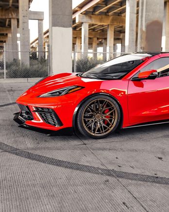 Red Corvette C8 on Rohana RFX17 in Gloss Bronze