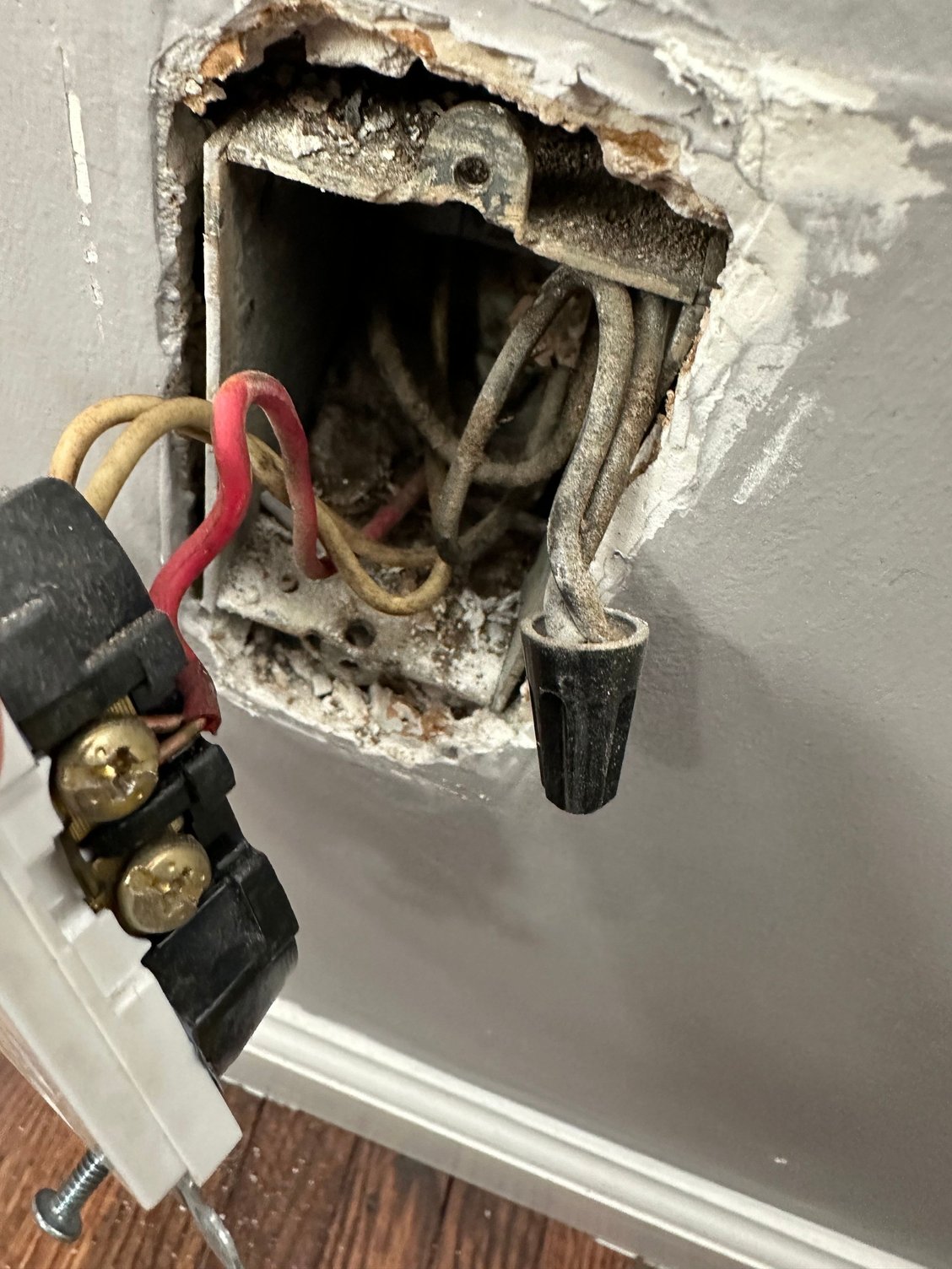 Disabling a switch to outlet, but keep the outlet live DoItYourself