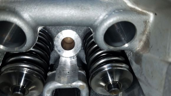 Attempting to get a picture of the valve seals, but failing.